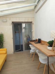 een kantoor met een bureau en stoelen in een kamer bij Welcome Villa moderne belle terrasse et jardin in LʼHay-les-Roses