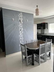 une salle à manger avec une table et des chaises dans une cuisine dans l'établissement Appartement de luxe à loué Résidence Riad Saidia, à Saïdia