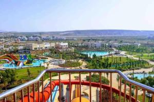 - un balcon offrant une vue sur un parc aquatique dans l'établissement Appartement de luxe à loué Résidence Riad Saidia, à Saïdia