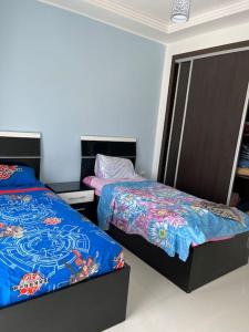 - 2 lits dans une chambre avec 2 lits dans l'établissement Appartement de luxe à loué Résidence Riad Saidia, à Saïdia