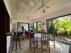a living room with a table and chairs at CASA FLOR DO RIO in Paraty