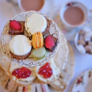 un plato de postres en una mesa con una taza de café en The George, en South Molton