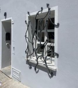 Una ventana con un montón de cables colgando de ella en St.Joseph, en Olbia