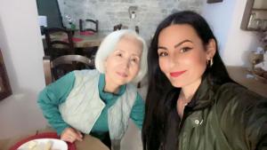 Dos mujeres están juntas. en Hotel Omer en Berat