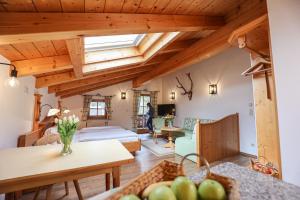 a kitchen and living room with wooden ceilings at Gästehaus Almblick in Schönau am Königssee