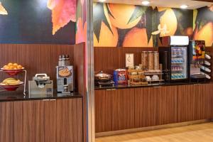 a restaurant with a counter with food and drinks at Fairfield Inn & Suites by Marriott Detroit Troy in Troy