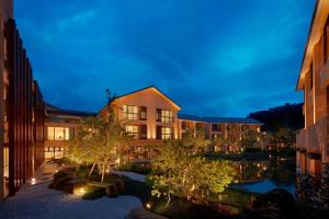 una vista exterior de un edificio por la noche en The Westin Yilan Resort, en Yuanshan
