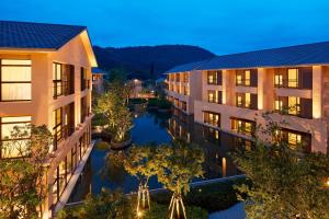 un complexe d'appartements avec un canal entre deux bâtiments dans l'établissement The Westin Yilan Resort, à Yuanshan