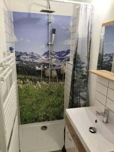 baño con ducha y ventana con vistas. en Ferienwohnung Luitpold 1, en Memmingen