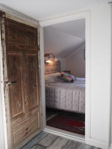 Stenkullens gårdshus في Borensberg: باب مفتوح لغرفة نوم مع سرير
