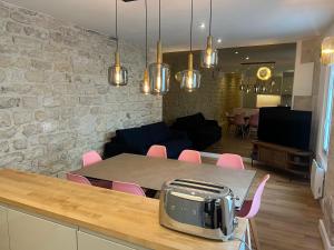 a kitchen and living room with a table and chairs at Loft 4 chambres Montmartre Pigalle climatisé in Paris