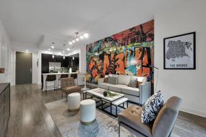 Bronx Suite -346 في ذا وودلاندس: غرفة معيشة مع لوحة كبيرة على الحائط