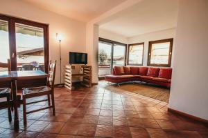 ein Wohnzimmer mit einem Sofa und einem Tisch in der Unterkunft Casa Torelù - Lakeside Leisure & Business in Nebbiuno