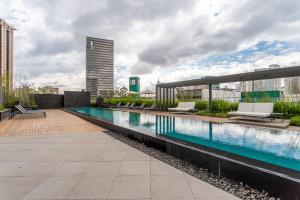 una piscina en la azotea de un edificio en Parque Jockey com fácil acesso a Pinheiros e Butantã, en São Paulo