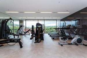 een fitnessruimte met een stel loopbanden en machines bij Parque Jockey com fácil acesso a Pinheiros e Butantã in Sao Paulo