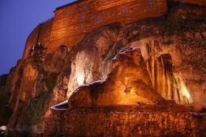 un edificio sul fianco di una montagna di Residence du Parc a Belfort