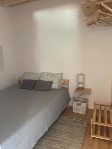 um quarto com uma cama e um banco de madeira em Beija Rio Charming House em Ferreira do Zêzere