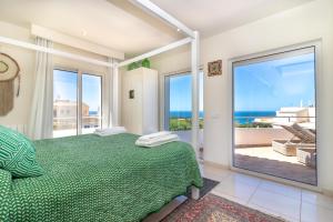 Ένα ή περισσότερα κρεβάτια σε δωμάτιο στο Casa Polgoda luxury villa with ocean views +66 φωτογραφίες