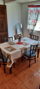 mesa de comedor con sillas, mesa, mesa y sillas en Hospedaje Tropical Dreams en Corn Island