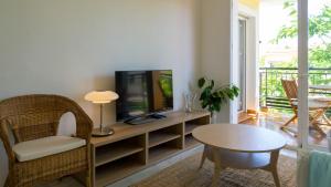 sala de estar con TV y mesa en Suite Añoreta Malaga Parking 101 en Benagalbón