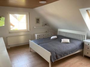 Postel nebo postele na pokoji v ubytování Gästezimmer zum Waldsachsener Grund
