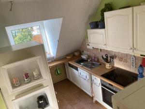 uma pequena cozinha com um lavatório e um fogão em Gästezimmer zum Waldsachsener Grund em Meerane