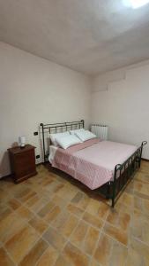 a bedroom with a bed and a wooden floor at Il borgo di Cornillo in Meggiano
