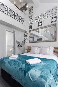 een slaapkamer met een groot bed en een blauwe deken bij Air Host and Stay - Teck House, sleeps 7, mins from Royal Hospital in Liverpool