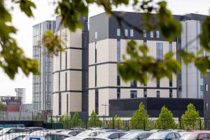 een parkeerplaats met auto's voor een gebouw bij Air Host and Stay - Teck House, sleeps 7, mins from Royal Hospital in Liverpool