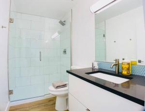 Ένα μπάνιο στο Hidden Gem in OT Studio with Heated Pool +8 φωτογραφίες