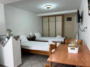 Posteľ alebo postele v izbe v ubytovaní Athina Rooms