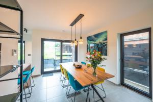 - une salle à manger avec une table et des chaises en bois dans l'établissement unique hideaway, holiday house with large garden, à Kortenaken
