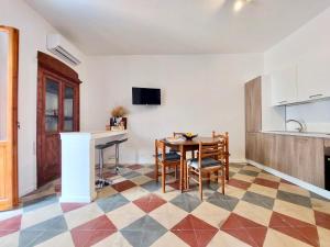 eine Küche und ein Esszimmer mit Tisch und Stühlen in der Unterkunft Gemelli in Petacciato