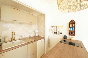 kuchnia z białymi szafkami i zlewem w obiekcie Santa Clara cozy Sea view Studio w mieście Torremolinos +37 zdjęć