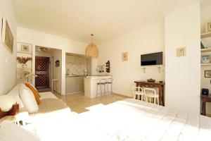 Telewizja i/lub zestaw kina domowego w obiekcie Santa Clara cozy Sea view Studio