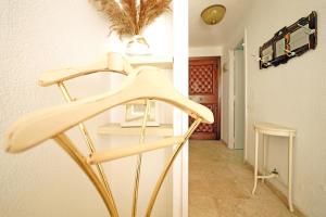 Biały obiekt wisi na ścianie w korytarzu. w obiekcie Santa Clara cozy Sea view Studio w mieście Torremolinos