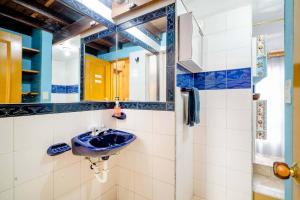 y baño con lavabo azul y espejo. en El Peregrino, en Cota 37 fotos más