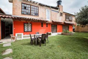 una mesa y sillas frente a una casa en El Peregrino, en Cota