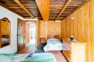 1 dormitorio con 1 cama y vestidor en una habitación en El Peregrino, en Cota