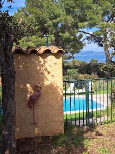 Bazén v ubytování BASTIDE PRESQU ILE DE GIENS SUPERBE VUE MER PISCINE nebo v jeho okolí