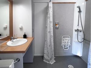 La salle de bains est pourvue d'un lavabo et d'une douche. dans l'établissement Le Pré Marin, à Sotteville-sur-Mer