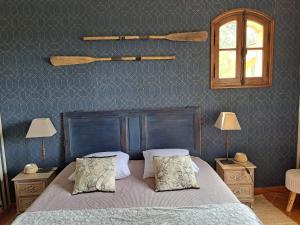 Postel nebo postele na pokoji v ubytování BASTIDE PRESQU ILE DE GIENS SUPERBE VUE MER PISCINE + 37 fotografií