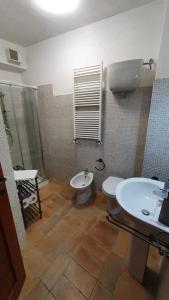 a bathroom with a toilet and a sink at Il borgo di Cornillo in Meggiano