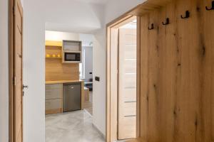 クドヴァ・ズドゥルイにあるApartament Centrum Bのキッチン(木製のドア、電子レンジ付)