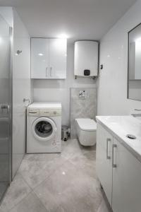 クドヴァ・ズドゥルイにあるApartament Centrum Bの白いバスルーム(洗濯機、トイレ付)