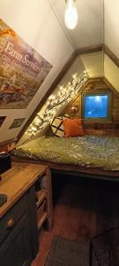 um quarto com uma cama no tecto de uma tenda em Down The Rabbit Hole em Waterfall