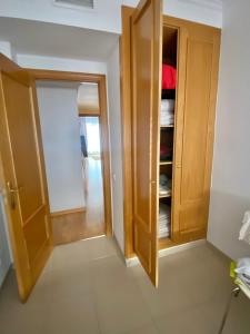 a room with a door and a closet at RoNi RoOms in Salou