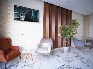 TV a/nebo společenská místnost v ubytování Tunis Pyramids Hotel - فندق اهرامات تونس
