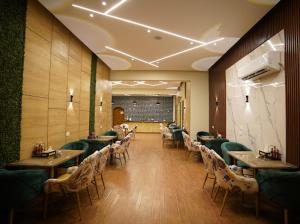 a restaurant with tables and chairs in a room at Tunis Pyramids Hotel - فندق اهرامات تونس in Tunis
