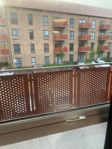 una ventana con vistas a un edificio en Brand New One Bed Luxury Flat No Parties No Events, en West Thurrock